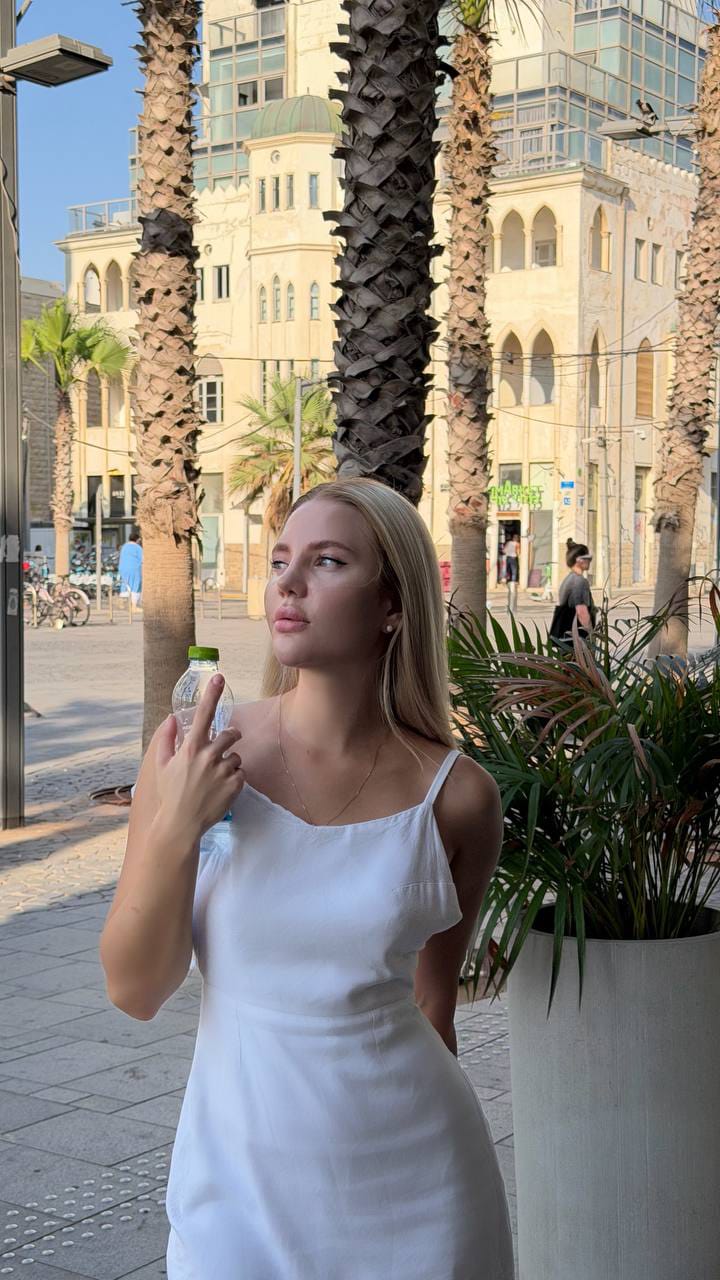 בת 22 בלונדה פצצת על תיירת מאוקראינה- בתל אביב